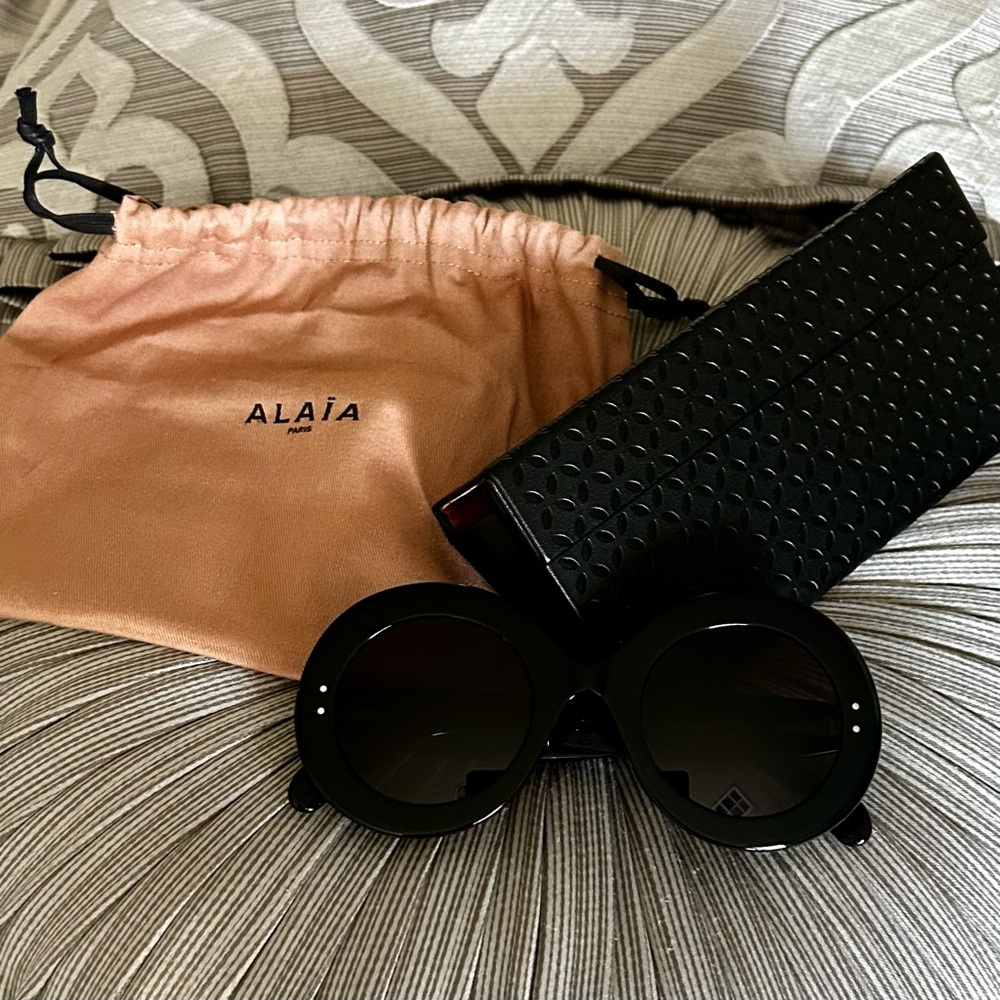 100% Authentic Azzedine Alaïa Round Black Sunglasses, New, $610. - Picture 2 of 14
